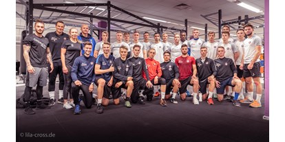 FitnessStudio Suche - abschließbare Umkleideschränke - Training FCE / U19 im Lila Cross in Schneeberg - Lila Cross