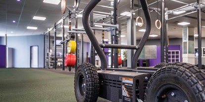FitnessStudio Suche - abschließbare Umkleideschränke - Neueste Trainingstechnik für einen richtige fitten Körper. - Lila Cross