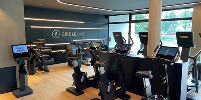 FitnessStudio Suche - Getränke-Flatrate - Der CIRCLE im wunderschönen Studio. Hier wird Fitness Training an den Geräten durchgeführt.  - CIRCLEONE Herford
