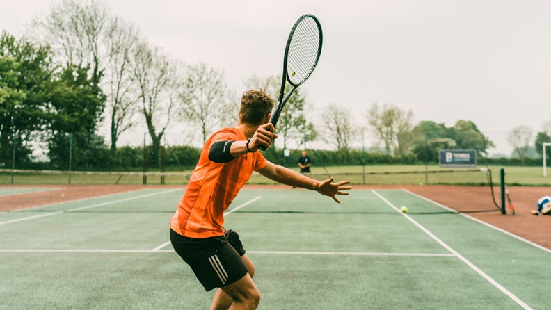 Tennis spielen lernen : Taktiken, Fleiß und hilfreiche Tools - trainingsland.de