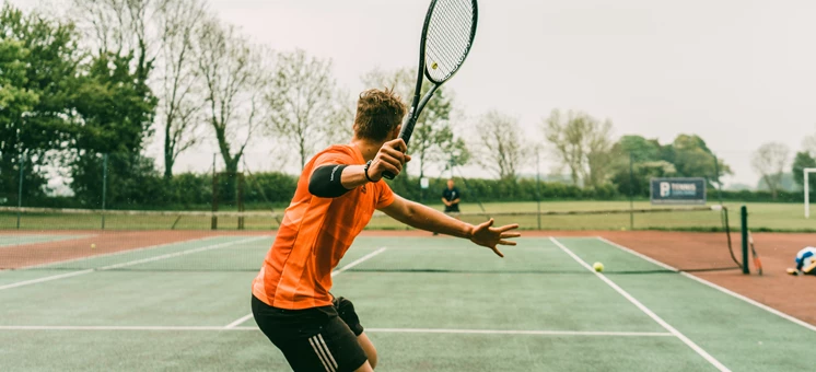 Tennis spielen lernen : Taktiken, Fleiß und hilfreiche Tools - trainingsland.de