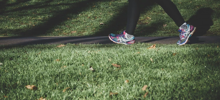 Vorteile von Walking gegenüber Nordic Walking: Ein evidenzbasierter Vergleich - trainingsland.de
