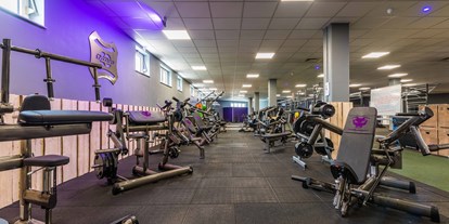 FitnessStudio Suche - Kostenfreie Parkplätze - Gym80 Geräte, Pure Kraft - Lila Cross