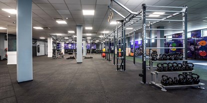 FitnessStudio Suche - Gerätetraining - Mega viel Platz für freie Übungen. Über 600m² Fläche, für alle Sportarten genug Platz! - Lila Cross