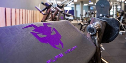 FitnessStudio Suche - Ausdauertraining - Edles Design und Top Ausstattung. Unsere nagelneue Bizeps-Maschine von Gym80. - Lila Cross