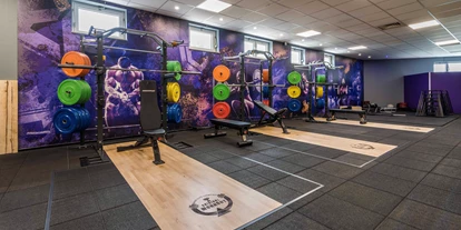 FitnessStudio Suche - kostenfreie Duschen - Rack / Halfrack / Gewichtheberplattform - Lila Cross