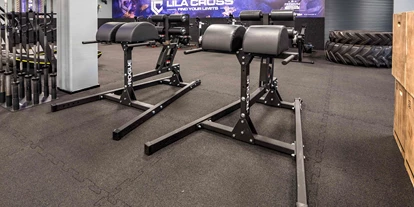 FitnessStudio Suche - kostenfreie Duschen - Effektives Bauchtraining, Rückenmuskulatur stärken. High End Trainingsgeräte für höchste Belastungen ausgelegt. - Lila Cross