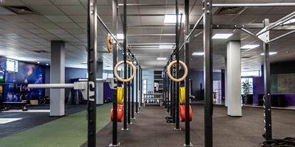 FitnessStudio Suche - kostenfreie Duschen - Funktionstraining hatte dich fitter als alle anderen Sportarten und es wird zur Sucht! Probier es aus und nutze die Vorteile dieser Trainingstechnik. - Lila Cross