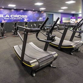 FitnessStudio: Speed-Run mit den neuen Skill-Mills von TechnoGym. - Lila Cross