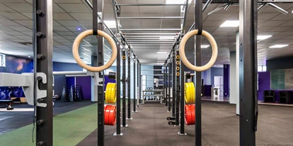 FitnessStudio Suche - kostenfreie Duschen - Functional-Training auf höchstem Niveau. Alles was du brauchst und noch viel MEHR. - Lila Cross