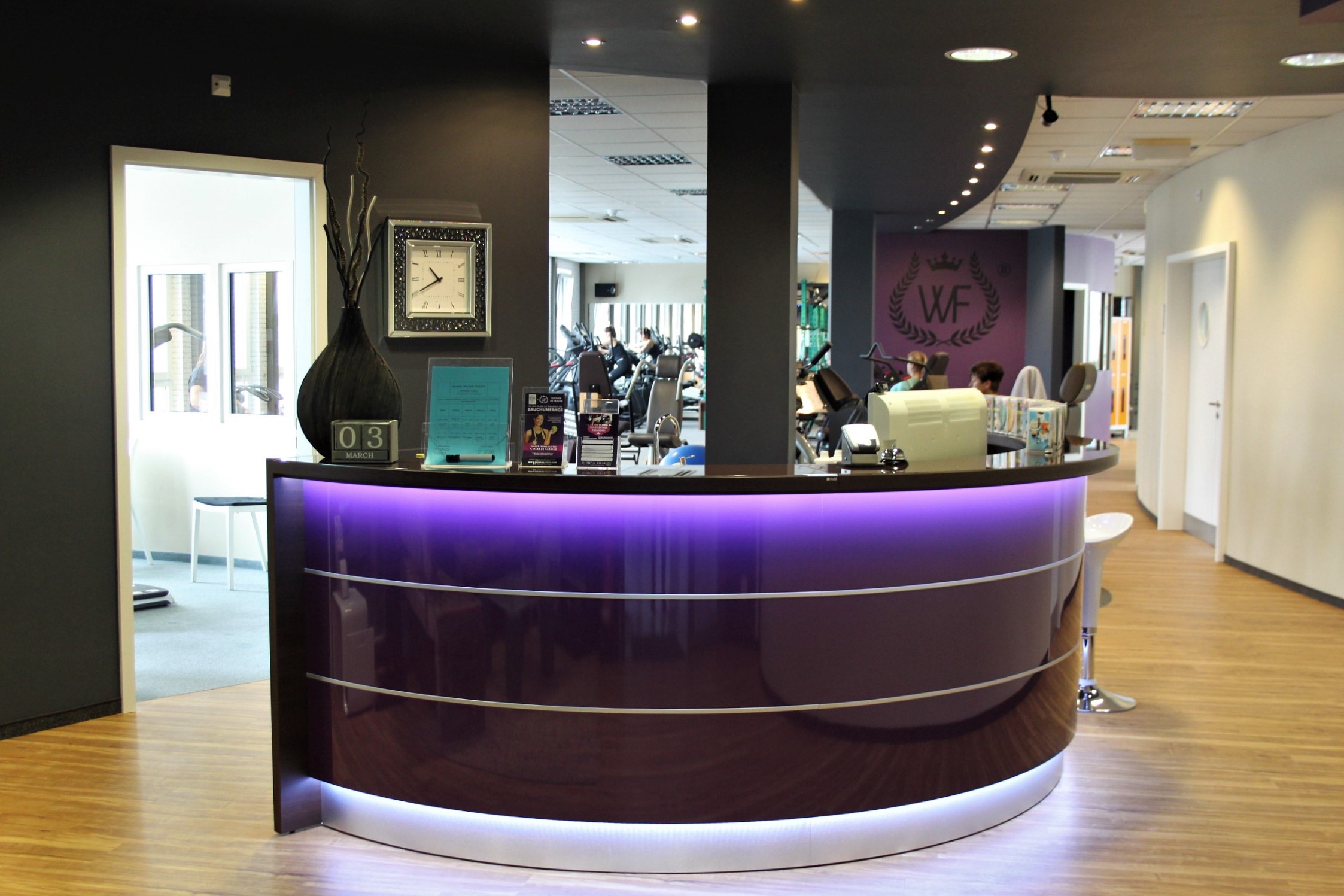 FitnessStudio Suche - Massage - Elektronische Kundenerfassung, und
eine tolle Fitnesstheke - Womens-First