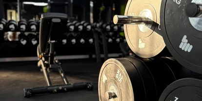 FitnessStudio Suche - kostenfreie Duschen - Freihantelbereich mit Bumper-Plates. - TheosGym Ribnitz-Damgarten