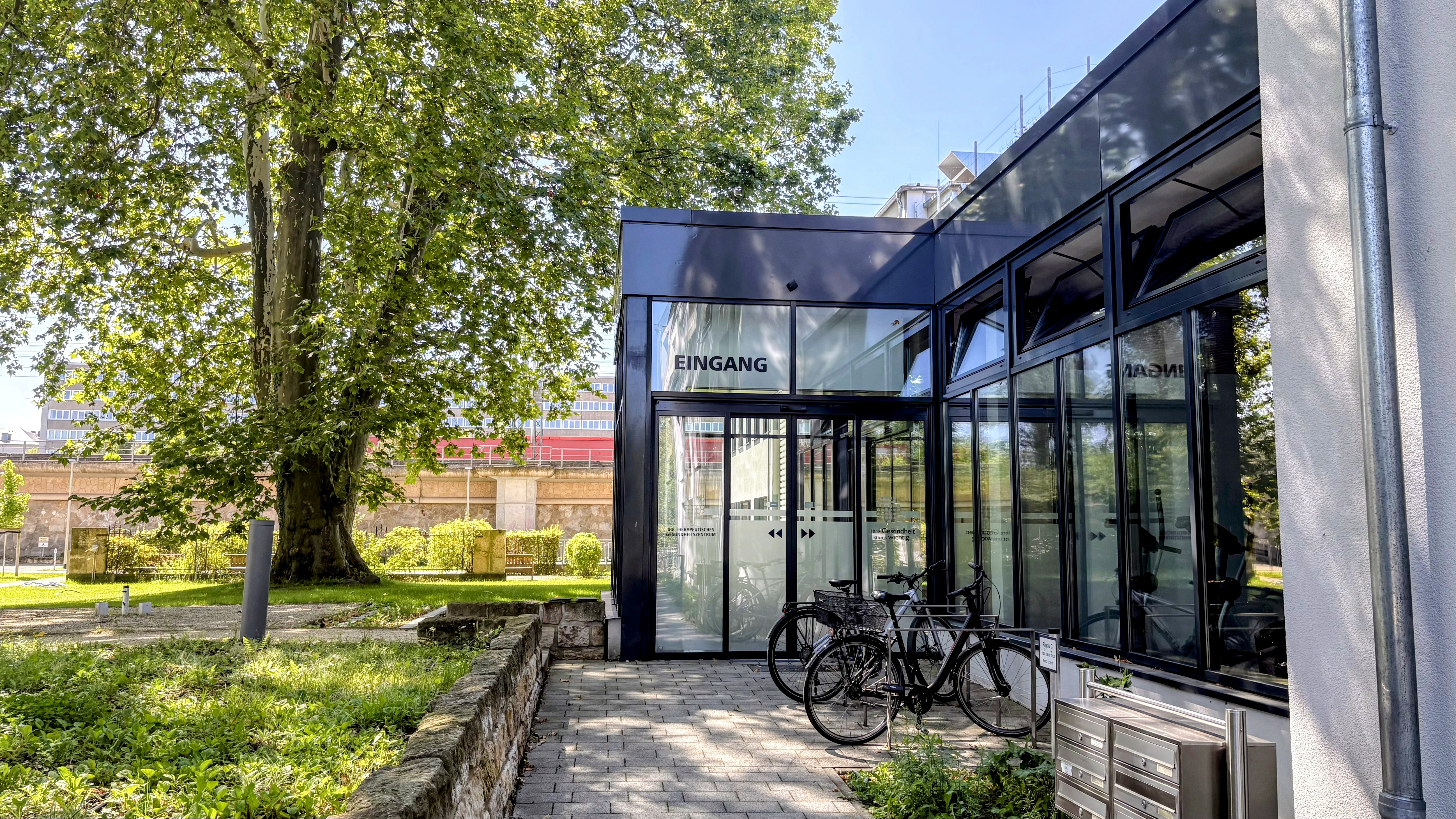 FitnessStudio: Eingang - Purefit Dresden - Fitnessstudio mit Aquafitness