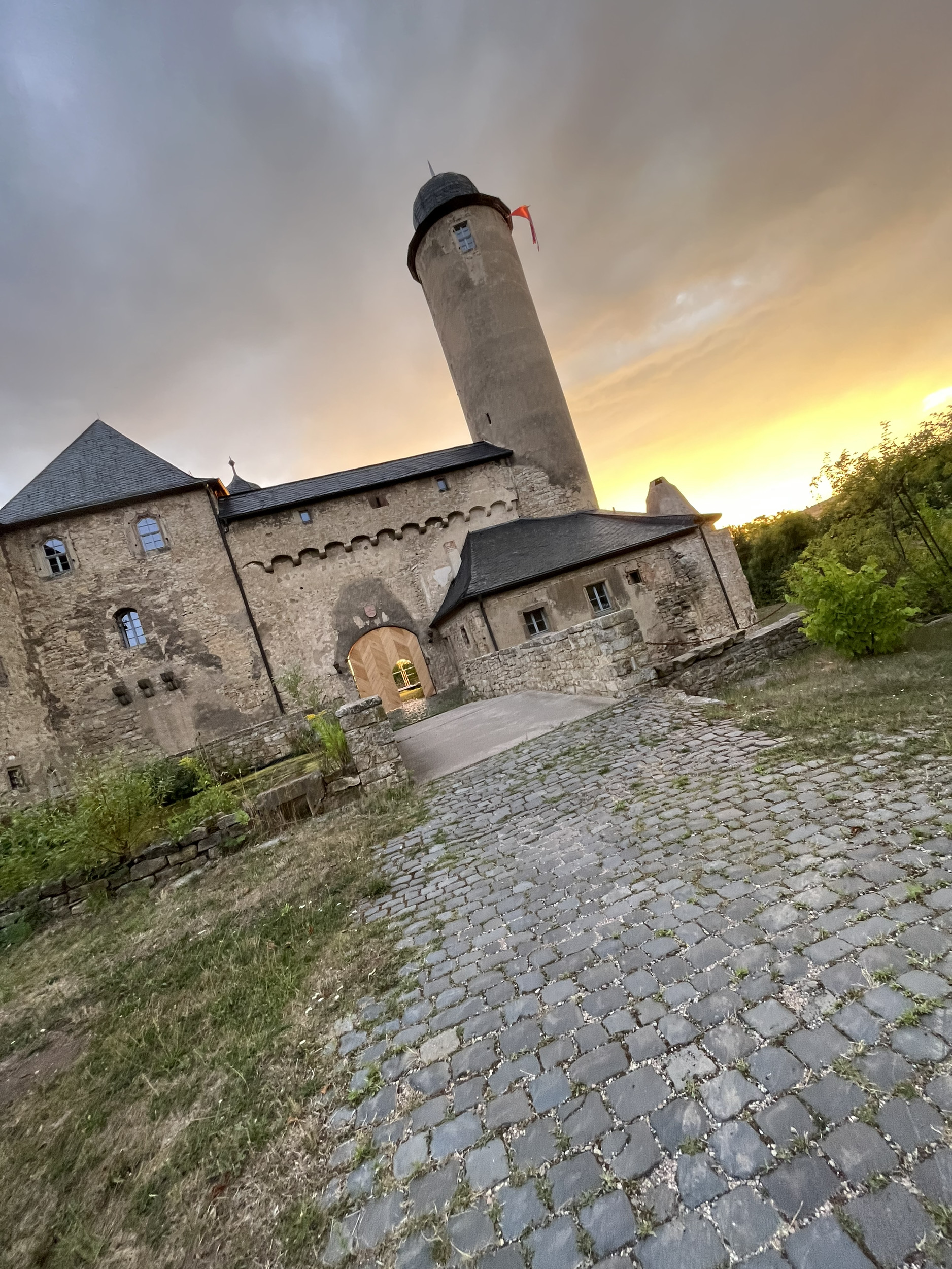 FitnessStudio Suche - Thüringen Nord - Eingang zur Burg - SportBurg Denstedt